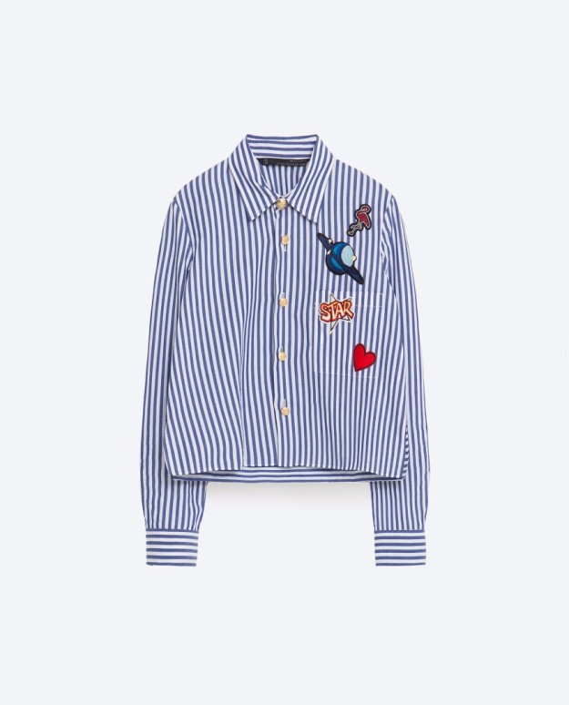 Camisa de rayas blancas y azules con parches. De Zara, 39,95 euros.