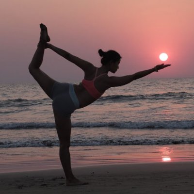 ¿Qué beneficios tiene practicar yoga en la playa?