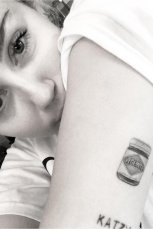 Miley Cyrus declara su amor a Liam Hemsworth con el tatuaje ms raro del mundo