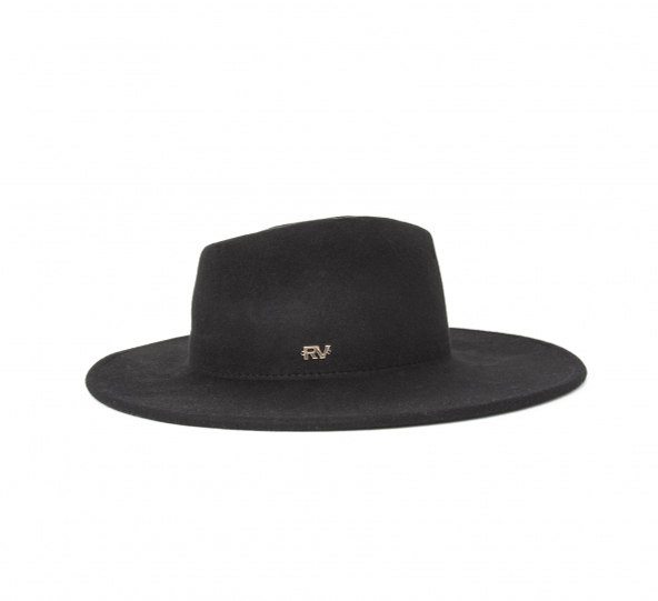 Sombrero negro. De Roberto Verino, 70 euros.