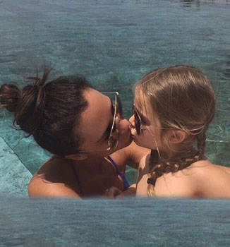 Victoria Beckham besa a su hija... y arden las redes