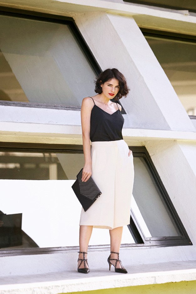 Maialen de Arroiabe, autora del blog ¿hablamos de moda?, luce un look con pantalones blancos y top negro.