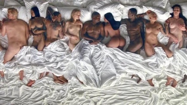 Fotograma del videoclip Famous, de Kanye West.
