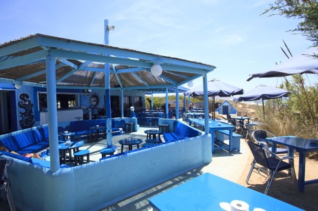 El Blue Bar es uno de los restaurantes más míticos de Formentera, situado en la playa de Migjorn.