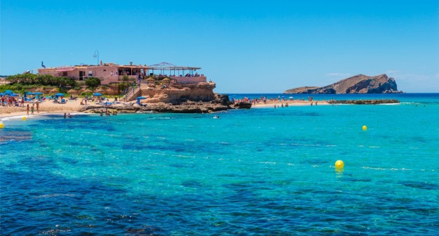 Desde el día hasta la noche, gastronomía y música se funden en uno de los chiringuitos más concurridos de Ibiza.