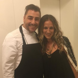 Sarah Jessica Parker con el chef Jordi Roca, en el Celler de Can Roca, durante la visita a España de la actriz.