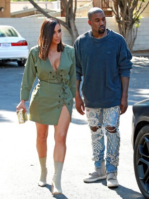 KIm Kardashian luciendo nuevo corte de pelo junto a su marido, Kanye West.
