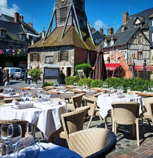 Terraza del restaurante La Lieutenance en Honfleur.