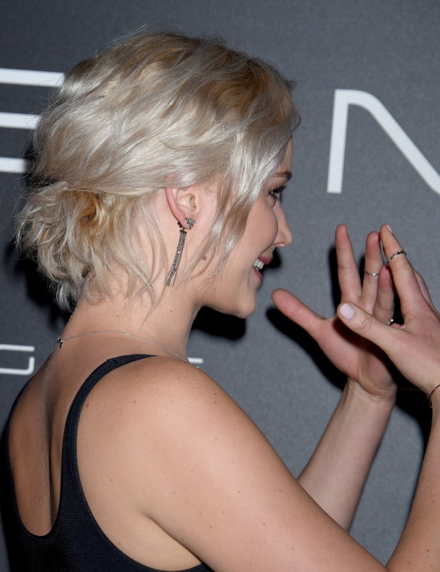 Jennifer Lawrence con recogido a mitad de la melena y cabello suelto.