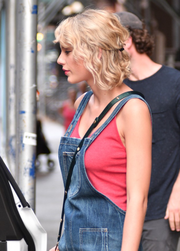 Taylor Swift con un recogido casual para su media melena.