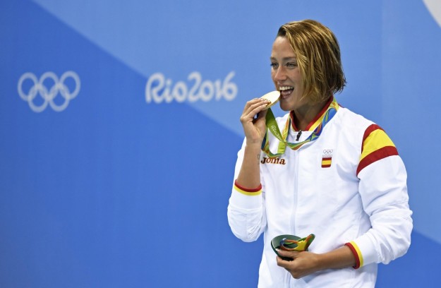 Mireia Belmonte muerde el oro olmpico en los 200 m. mariposa.