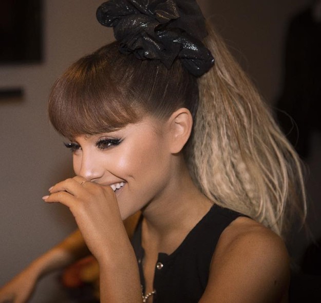 Ariana Grande con crimped hair en la coleta.