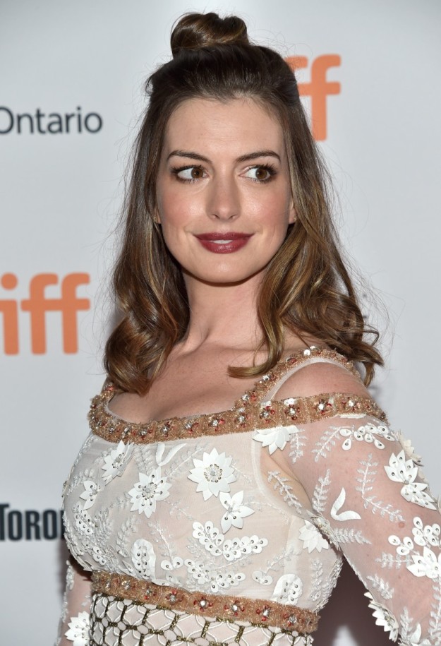 Anne Hathaway apostó por un half bun para el Festival de Cine de Toronto.