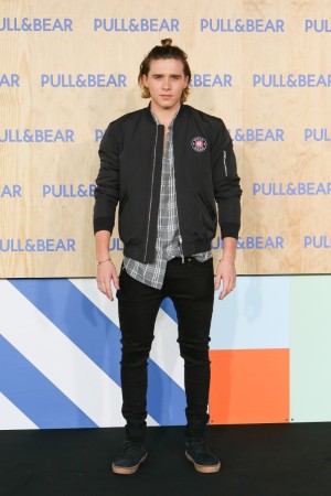 Brooklyn Beckham en el photocall de Pull & Bear. 