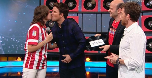 Beso de Dani Martin en El Hormiguero. 