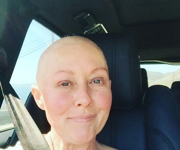 Shannen Doherty en coche después de su sesión de quimioterapia de camino al gimnasio.