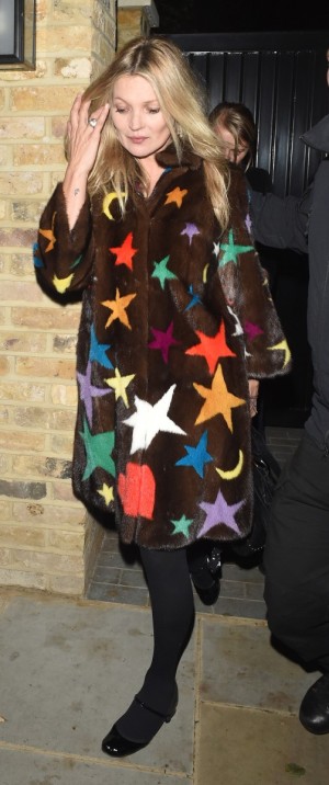 Kate Moss con un abrigo de estrellas