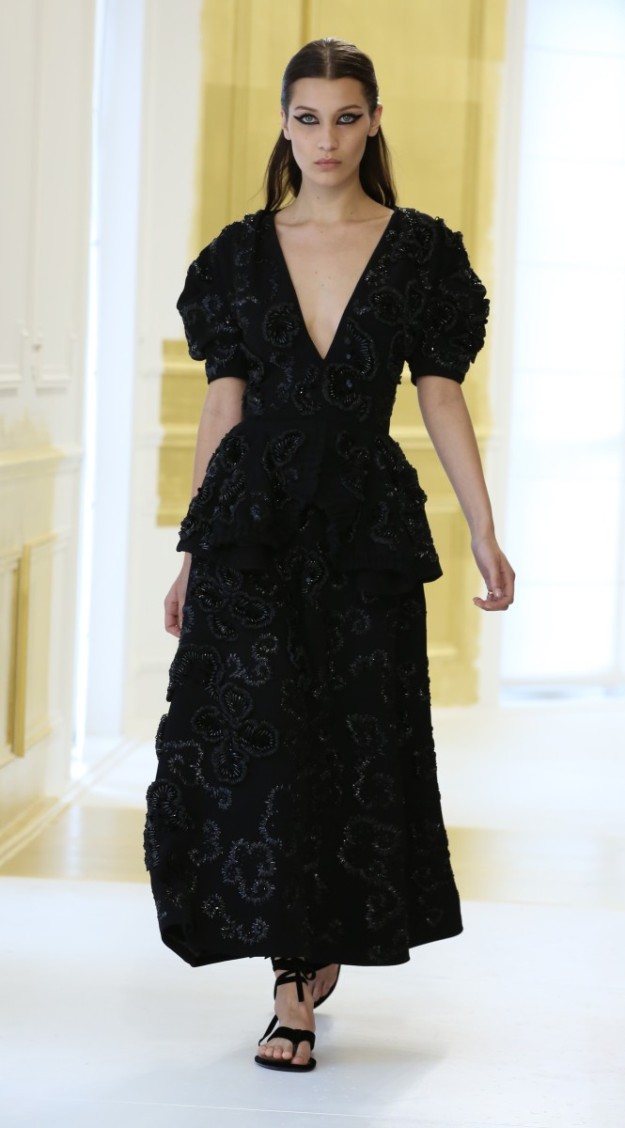Bella Hadid desfiló para Dior durante la Semana de la Moda de Alta Costura de París.