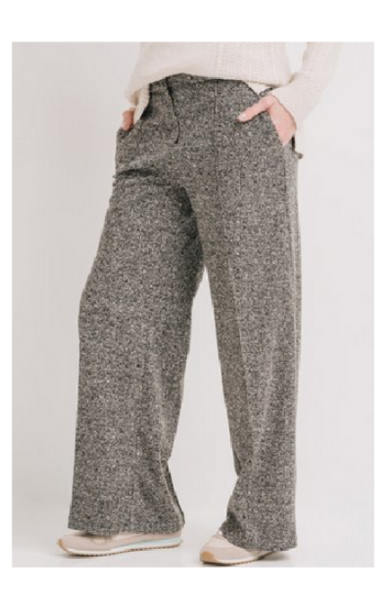 Aprende a llevar el pantalón ancho de pinzas, la prenda que más verás en la  nueva temporada - Foto